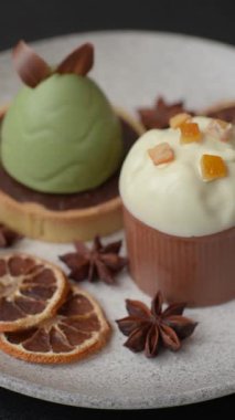 Meyve ve şekerli meyvelerle kaplı Paskalya pastası. Paskalya bayramı sofrası için şekerler