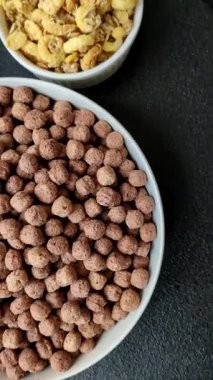 Mısır gevreği, mısır gevreği, kasede. Lezzetli, sağlıklı kahvaltı topları.