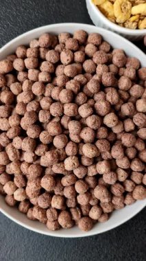 Mısır gevreği, mısır gevreği, kasede. Lezzetli, sağlıklı kahvaltı topları.