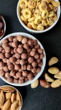 Mısır gevreği, mısır gevreği, kasede. Lezzetli, sağlıklı kahvaltı topları.