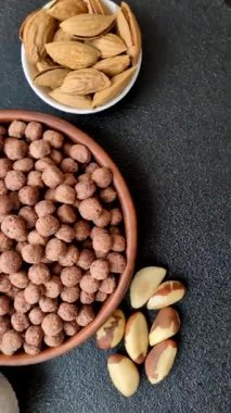 Mısır gevreği, mısır gevreği, kasede. Lezzetli, sağlıklı kahvaltı topları.