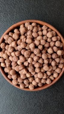 Mısır gevreği, mısır gevreği, kasede. Lezzetli, sağlıklı kahvaltı topları.