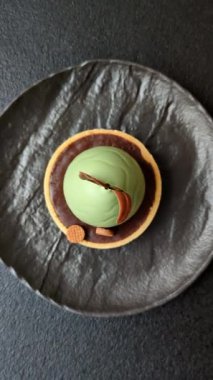 Yumurta şeklinde paskalya pastası ya da turta. Paskalya bayramı sofrası için şekerler