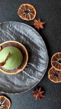 Yumurta şeklinde paskalya pastası ya da turta. Paskalya bayramı sofrası için şekerler