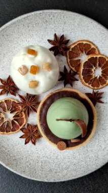 Meyve ve şekerli meyvelerle kaplı Paskalya pastası. Paskalya bayramı sofrası için şekerler