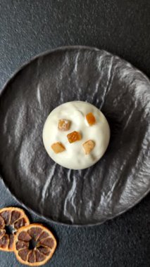 Meyve ve şekerli meyvelerle kaplı Paskalya pastası. Paskalya bayramı sofrası için şekerler