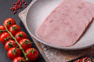 Tatil masası için jambon ve domuz eti yiyorum. Kahvaltı için dilimlenmiş jambon.