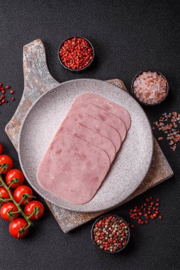 Tatil masası için jambon ve domuz eti yiyorum. Kahvaltı için dilimlenmiş jambon.