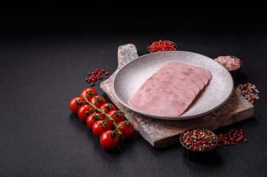 Tatil masası için jambon ve domuz eti yiyorum. Kahvaltı için dilimlenmiş jambon.