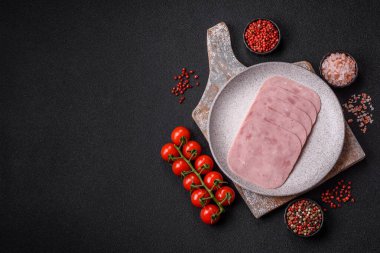 Tatil masası için jambon ve domuz eti yiyorum. Kahvaltı için dilimlenmiş jambon.