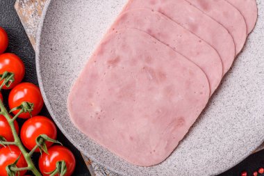 Tatil masası için jambon ve domuz eti yiyorum. Kahvaltı için dilimlenmiş jambon.