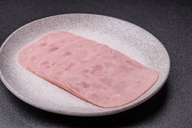 Tatil masası için jambon ve domuz eti yiyorum. Kahvaltı için dilimlenmiş jambon.