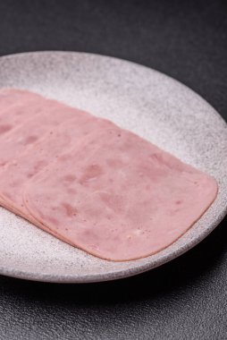 Tatil masası için jambon ve domuz eti yiyorum. Kahvaltı için dilimlenmiş jambon.