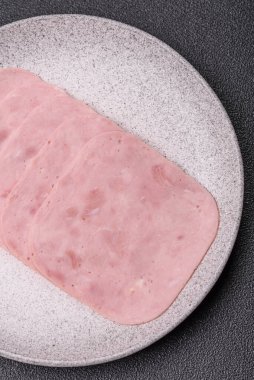 Tatil masası için jambon ve domuz eti yiyorum. Kahvaltı için dilimlenmiş jambon.