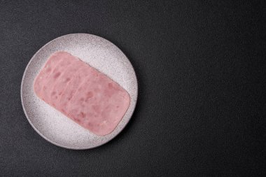 Tatil masası için jambon ve domuz eti yiyorum. Kahvaltı için dilimlenmiş jambon.