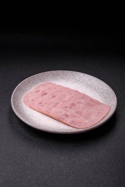 Tatil masası için jambon ve domuz eti yiyorum. Kahvaltı için dilimlenmiş jambon.