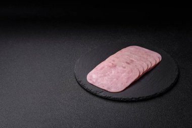 Tatil masası için jambon ve domuz eti yiyorum. Kahvaltı için dilimlenmiş jambon.