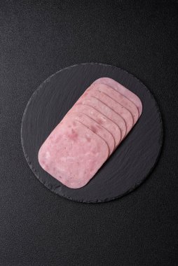 Tatil masası için jambon ve domuz eti yiyorum. Kahvaltı için dilimlenmiş jambon.