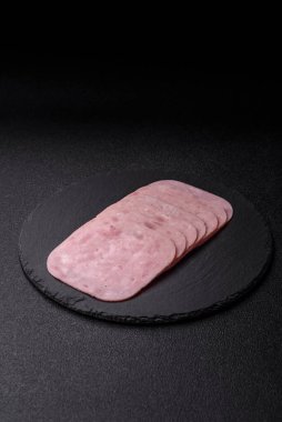 Tatil masası için jambon ve domuz eti yiyorum. Kahvaltı için dilimlenmiş jambon.