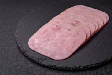 Tatil masası için jambon ve domuz eti yiyorum. Kahvaltı için dilimlenmiş jambon.