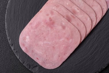 Tatil masası için jambon ve domuz eti yiyorum. Kahvaltı için dilimlenmiş jambon.