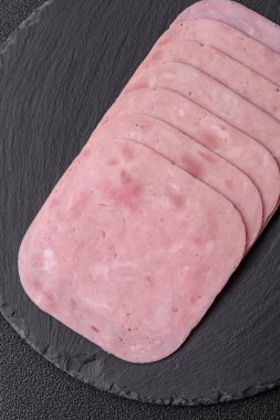 Tatil masası için jambon ve domuz eti yiyorum. Kahvaltı için dilimlenmiş jambon.