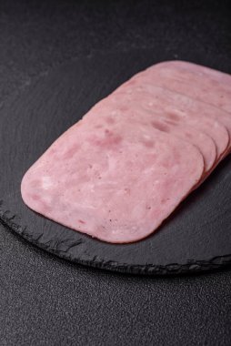 Tatil masası için jambon ve domuz eti yiyorum. Kahvaltı için dilimlenmiş jambon.