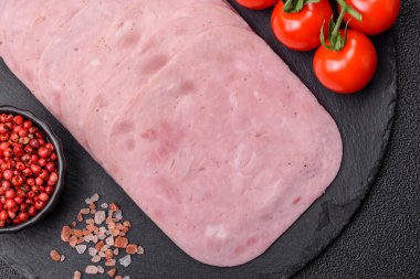 Tatil masası için jambon ve domuz eti yiyorum. Kahvaltı için dilimlenmiş jambon.