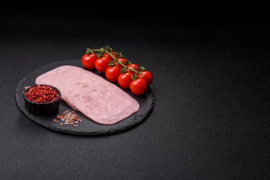 Tatil masası için jambon ve domuz eti yiyorum. Kahvaltı için dilimlenmiş jambon.