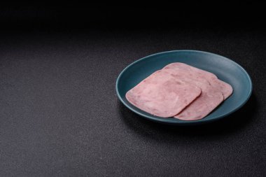 Tatil masası için jambon ve domuz eti yiyorum. Kahvaltı için dilimlenmiş jambon.