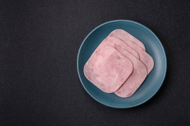 Tatil masası için jambon ve domuz eti yiyorum. Kahvaltı için dilimlenmiş jambon.