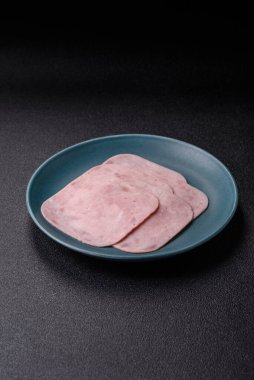 Tatil masası için jambon ve domuz eti yiyorum. Kahvaltı için dilimlenmiş jambon.