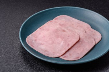 Tatil masası için jambon ve domuz eti yiyorum. Kahvaltı için dilimlenmiş jambon.