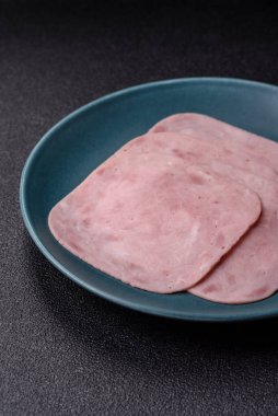 Tatil masası için jambon ve domuz eti yiyorum. Kahvaltı için dilimlenmiş jambon.