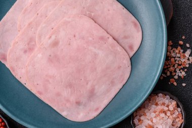 Tatil masası için jambon ve domuz eti yiyorum. Kahvaltı için dilimlenmiş jambon.