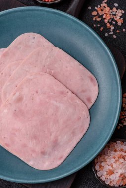 Tatil masası için jambon ve domuz eti yiyorum. Kahvaltı için dilimlenmiş jambon.