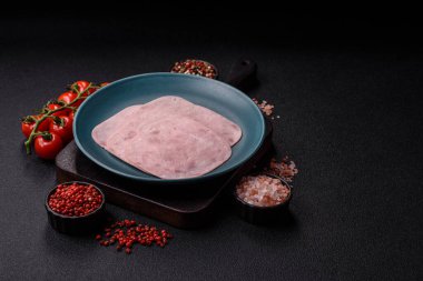 Tatil masası için jambon ve domuz eti yiyorum. Kahvaltı için dilimlenmiş jambon.