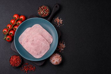 Tatil masası için jambon ve domuz eti yiyorum. Kahvaltı için dilimlenmiş jambon.