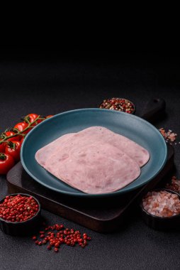 Tatil masası için jambon ve domuz eti yiyorum. Kahvaltı için dilimlenmiş jambon.