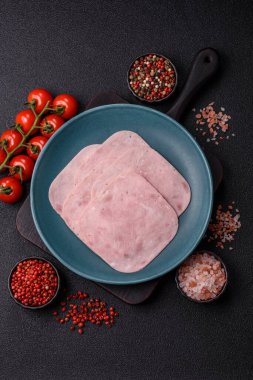 Tatil masası için jambon ve domuz eti yiyorum. Kahvaltı için dilimlenmiş jambon.