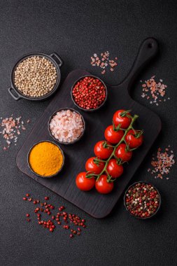 Dalda kırmızı kiraz domatesleri, sos ve ketçap yapımında kullanılan baharatlı bir sebze.