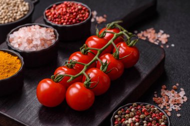 Dalda kırmızı kiraz domatesleri, sos ve ketçap yapımında kullanılan baharatlı bir sebze.