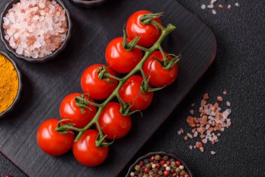 Dalda kırmızı kiraz domatesleri, sos ve ketçap yapımında kullanılan baharatlı bir sebze.