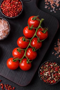 Dalda kırmızı kiraz domatesleri, sos ve ketçap yapımında kullanılan baharatlı bir sebze.