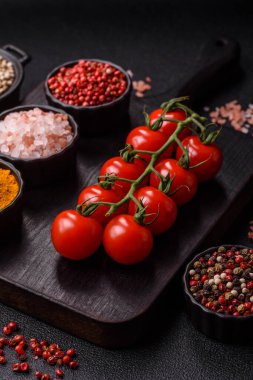 Dalda kırmızı kiraz domatesleri, sos ve ketçap yapımında kullanılan baharatlı bir sebze.