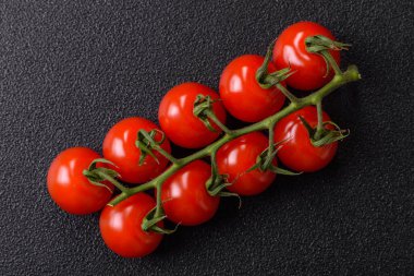 Dalda kırmızı kiraz domatesleri, sos ve ketçap yapımında kullanılan baharatlı bir sebze.