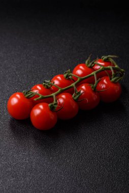 Dalda kırmızı kiraz domatesleri, sos ve ketçap yapımında kullanılan baharatlı bir sebze.