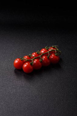Dalda kırmızı kiraz domatesleri, sos ve ketçap yapımında kullanılan baharatlı bir sebze.