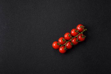 Dalda kırmızı kiraz domatesleri, sos ve ketçap yapımında kullanılan baharatlı bir sebze.