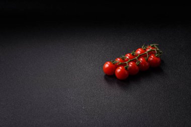 Dalda kırmızı kiraz domatesleri, sos ve ketçap yapımında kullanılan baharatlı bir sebze.